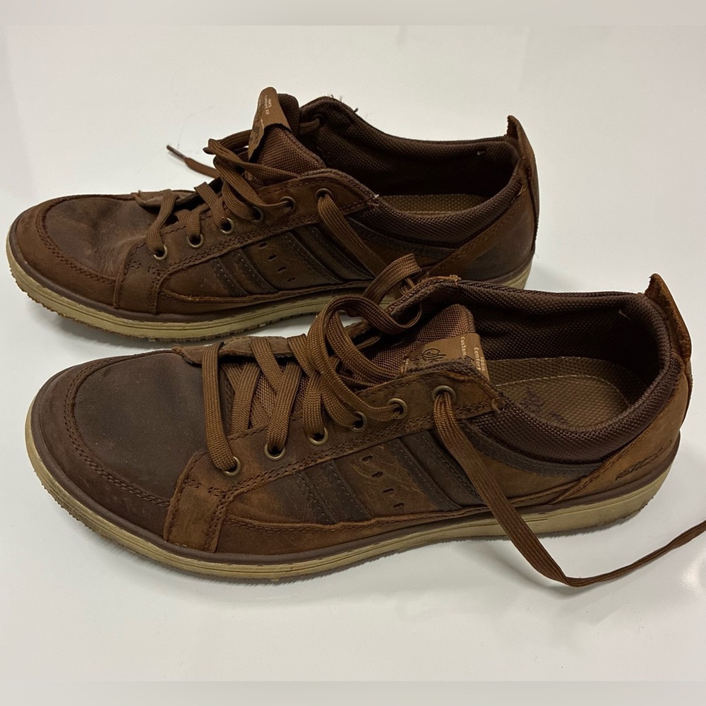Sketchers Men’s leather low top shoes size 9.5